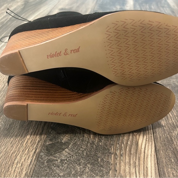 NWOT Black Suede Like Ankle Boots Wedge Heel Zip Women’s Violet & Red Size 8 - Picture 6 of 8